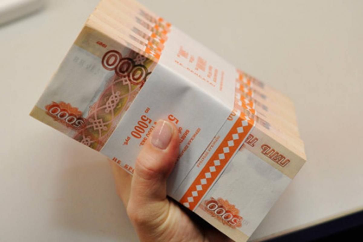 Руската рубла се срина до 16-месечно дъно спрямо долара и еврото