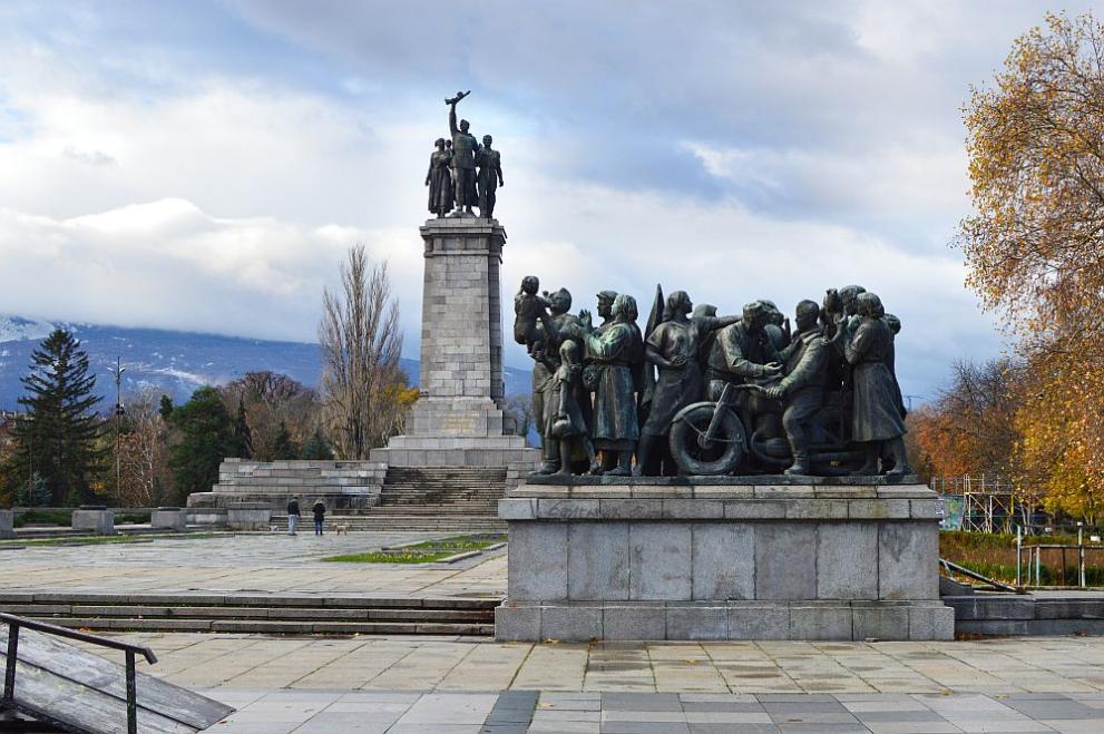 Местят паметника на Съветската армия (обзор)