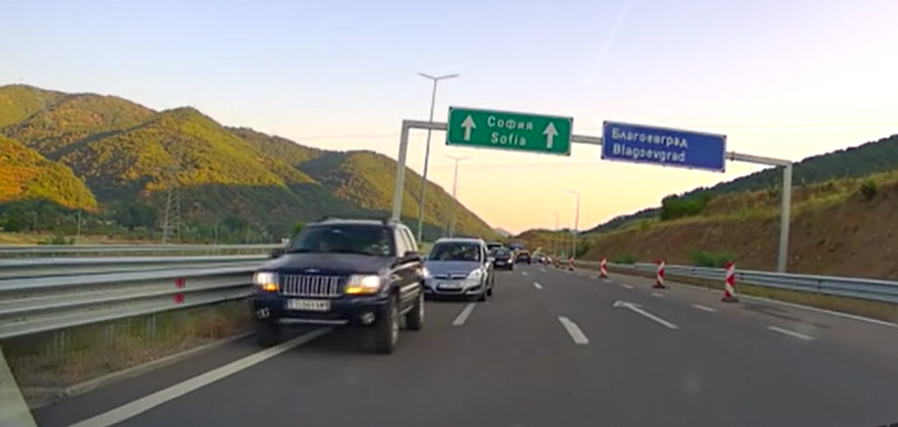 Цяла колона от автомобили се движи в насрещното на АМ „Струма“