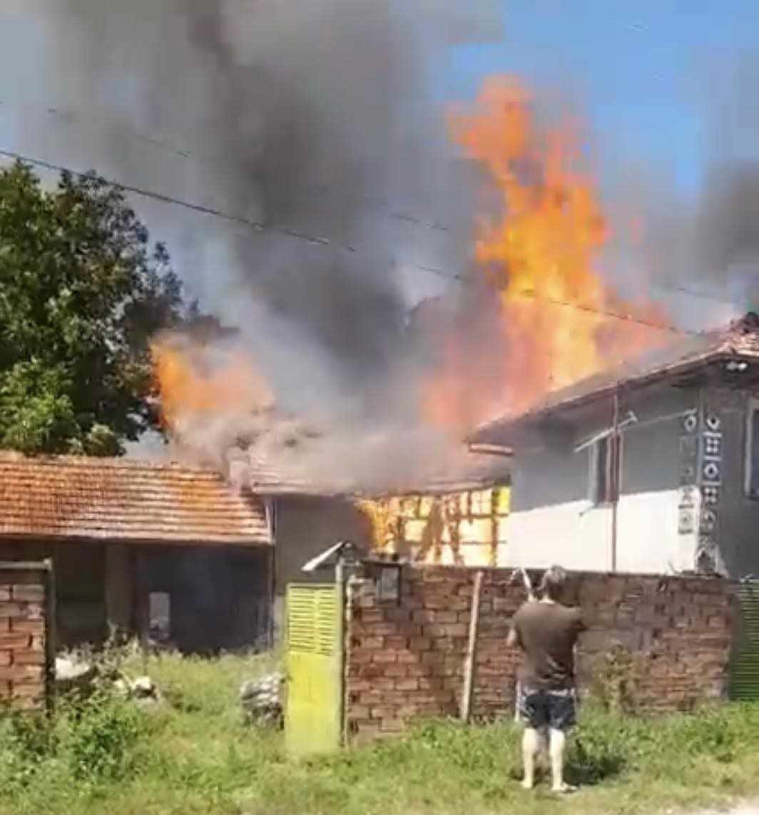 Две къщи пламнаха при ремонт в Търновско