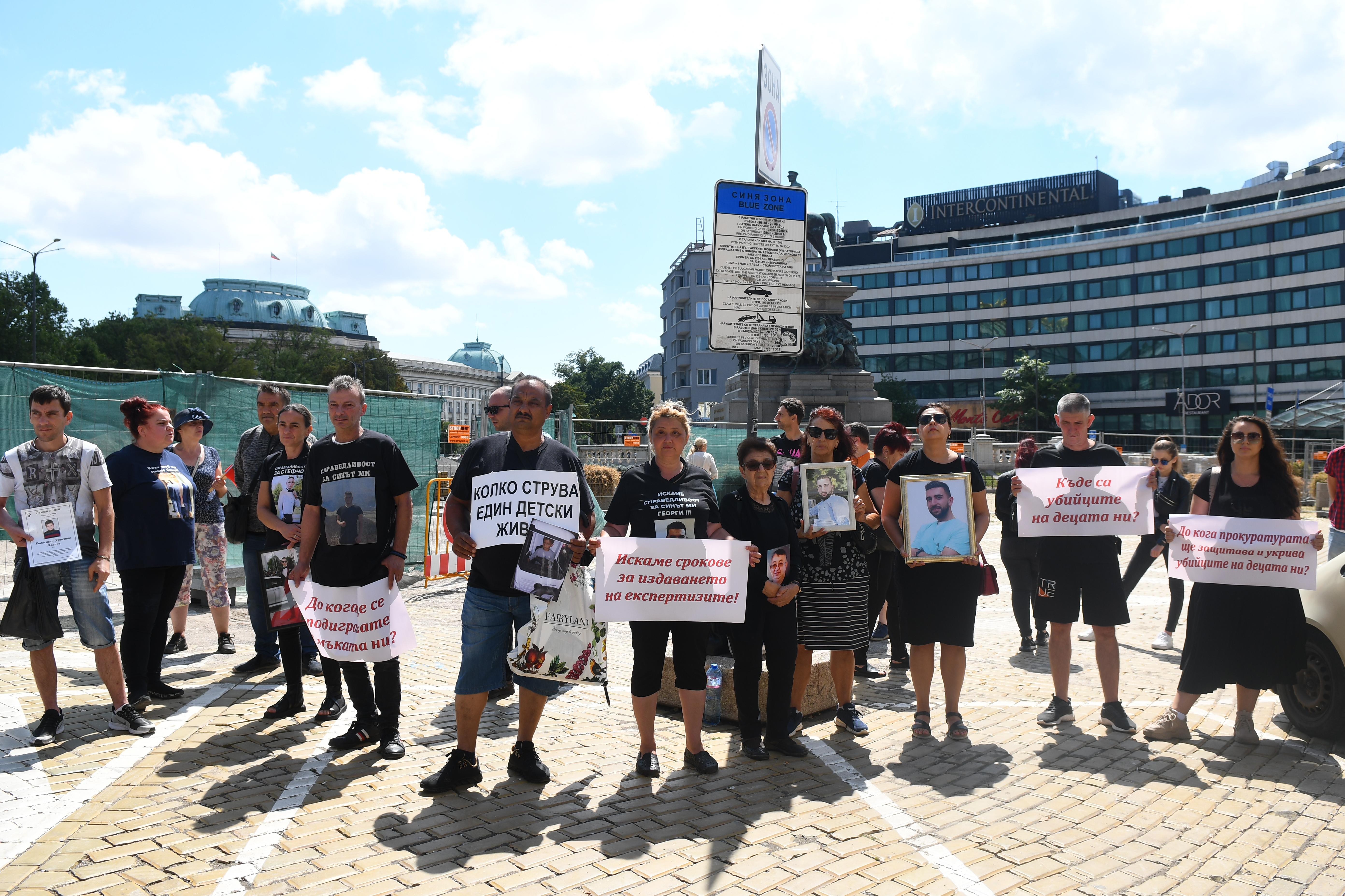 Близки на загинали при катастрофи протестират в София