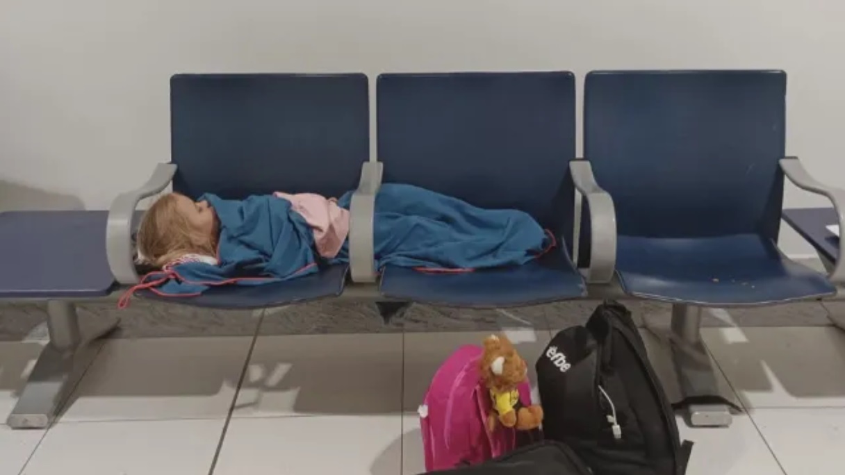 Над 100 българи са блокирани повече от 15 часа на летище в Италия