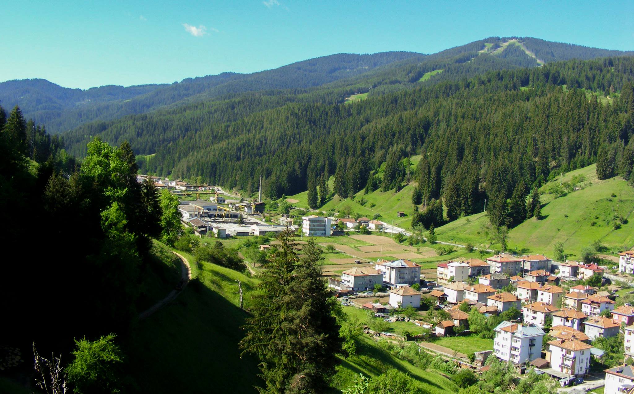 След двудневно издирване: Откриха възрастен мъж в безпомощно състояние край чепеларско село