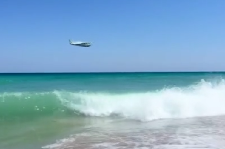 Малък самолет прелетя опасно ниско над плажа в Шабла