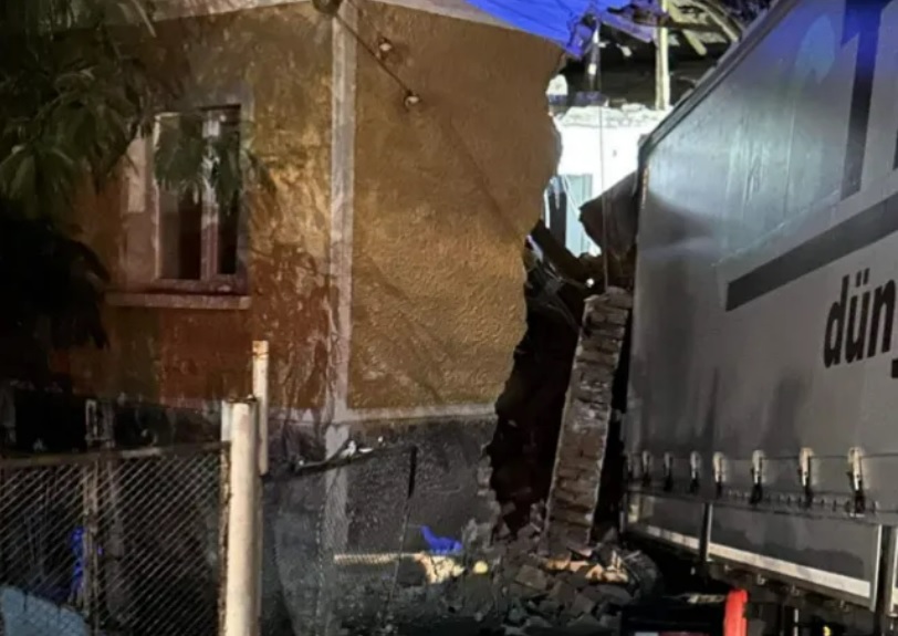 Камион се вряза в къща във врачанското село Осен