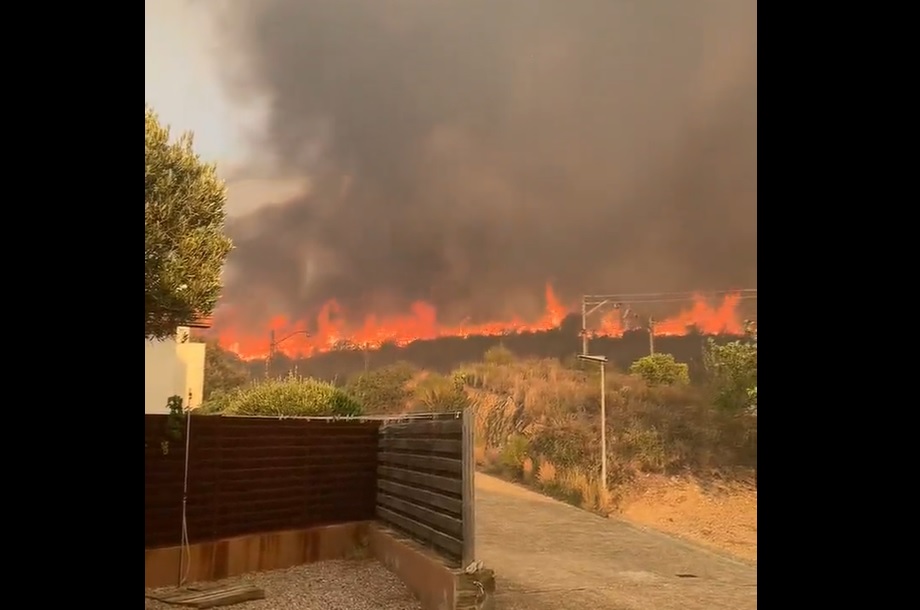 Стотици пожарникари гасят огромен пожар в Португалия, евакуираха 1400 души (ВИДЕО)