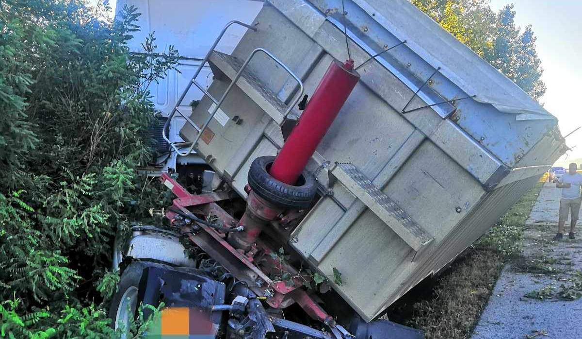 Камион се обърна на "Хемус"
