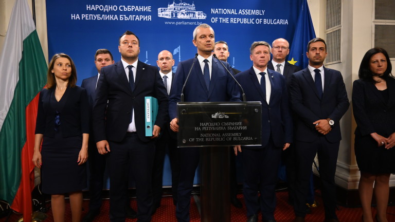 "Възраждане“ внесе подписка за още един референдум