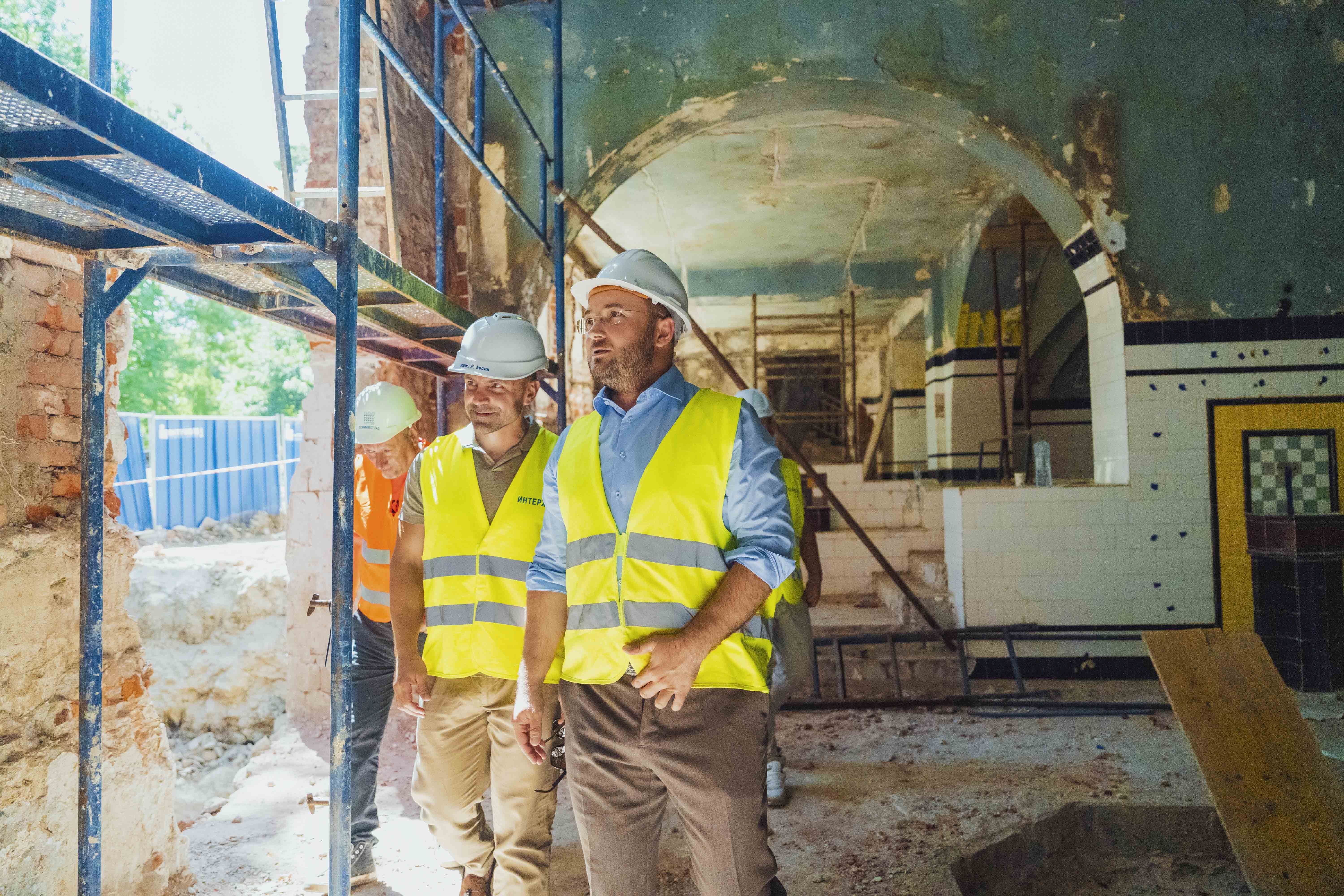 Подхващат фасадата и покрива на Банята в „Овча купел“