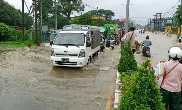 Десетки хиляди евакуирани заради наводнения и свлачища в Мианма