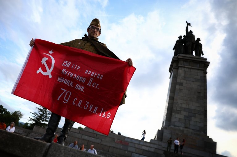 Възстановяват проектната документация на Паметника на Съветската армия