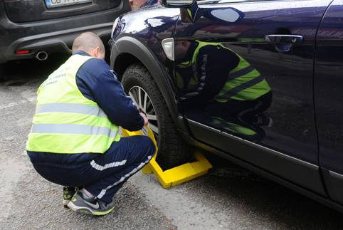 Глобиха семейство, докато се опитва да плати за паркинг
