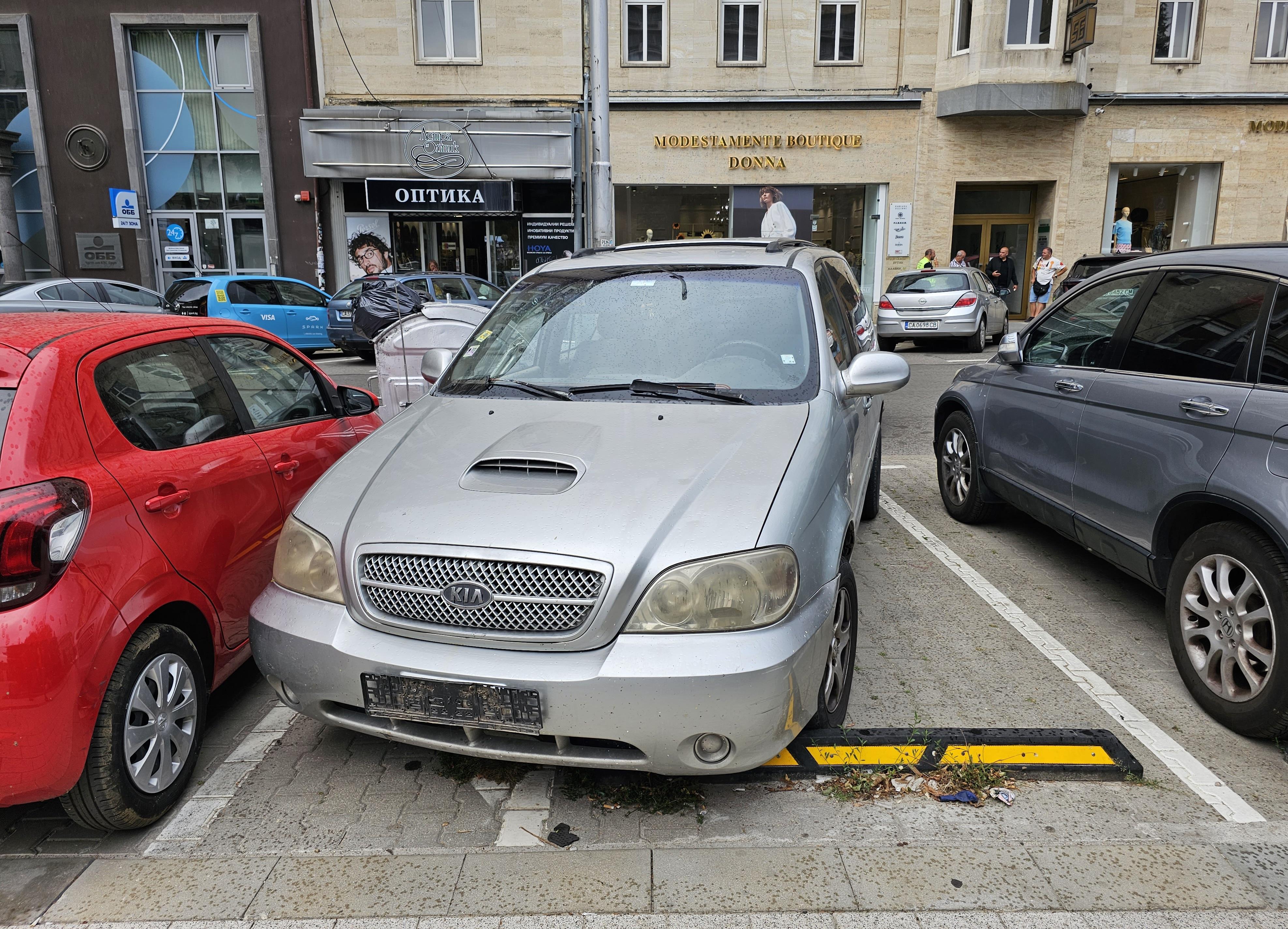 След гонка с мигранти: Свалиха номерата на автомобил в София (СНИМКИ)
