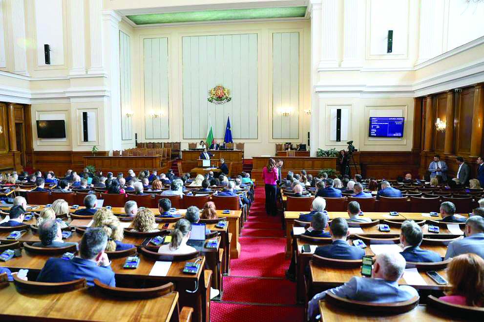 Депутати карат Мини Купър и купуват жилища в чужбина