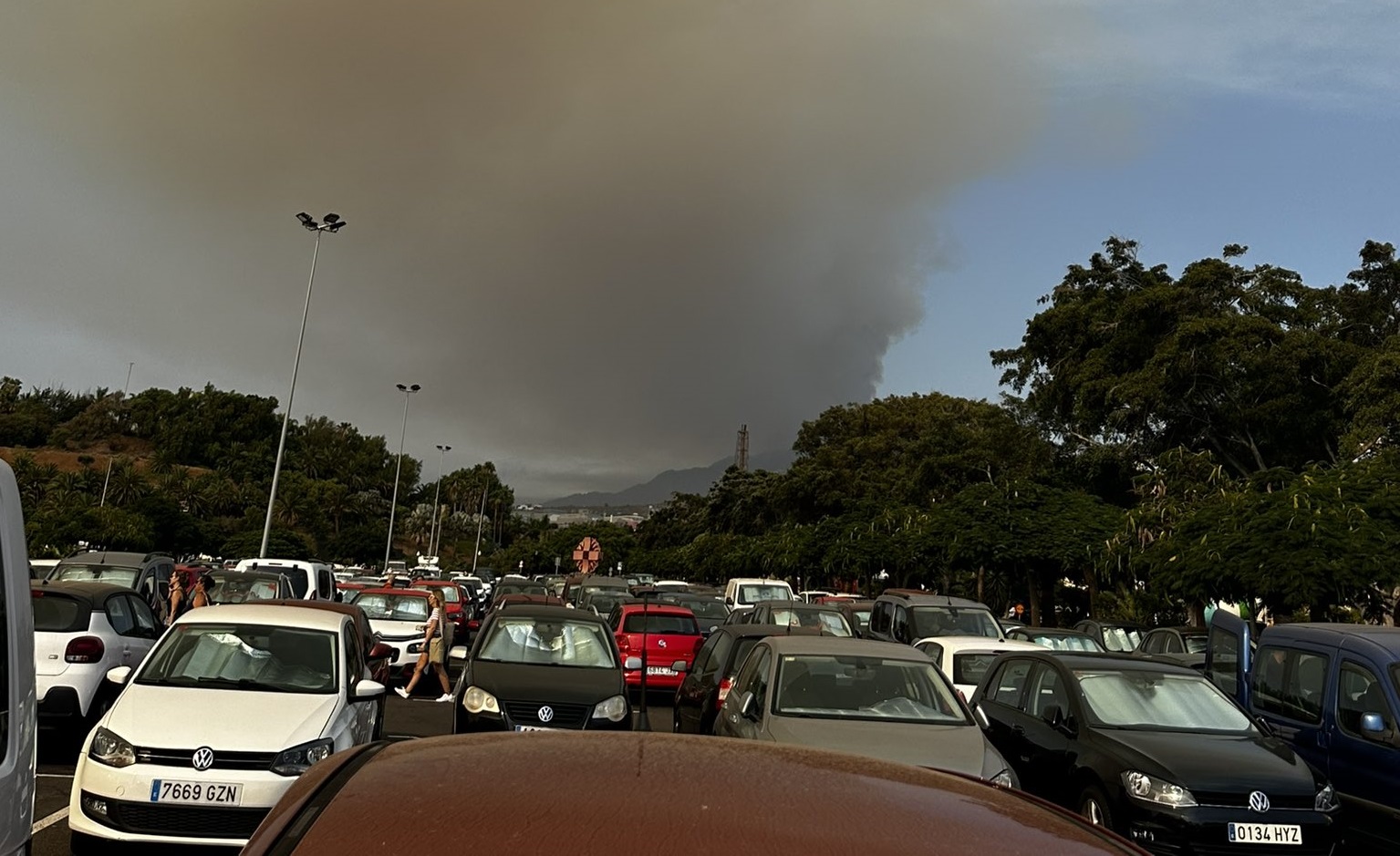 Евакуация на остров Тенерифе заради голям горски пожар (ВИДЕО)
