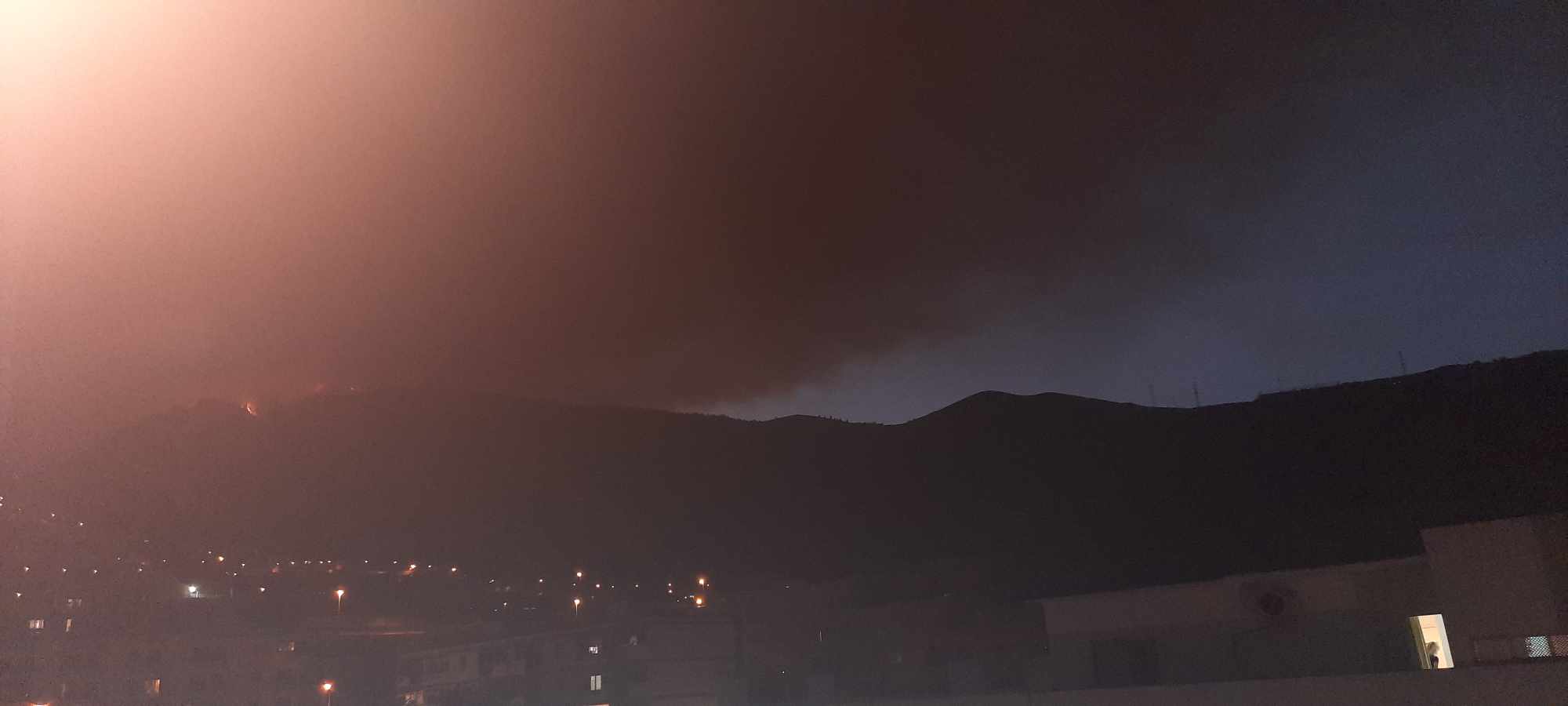 Хиляди са евакуирани от разрастващия се горски пожар на Тенерифе