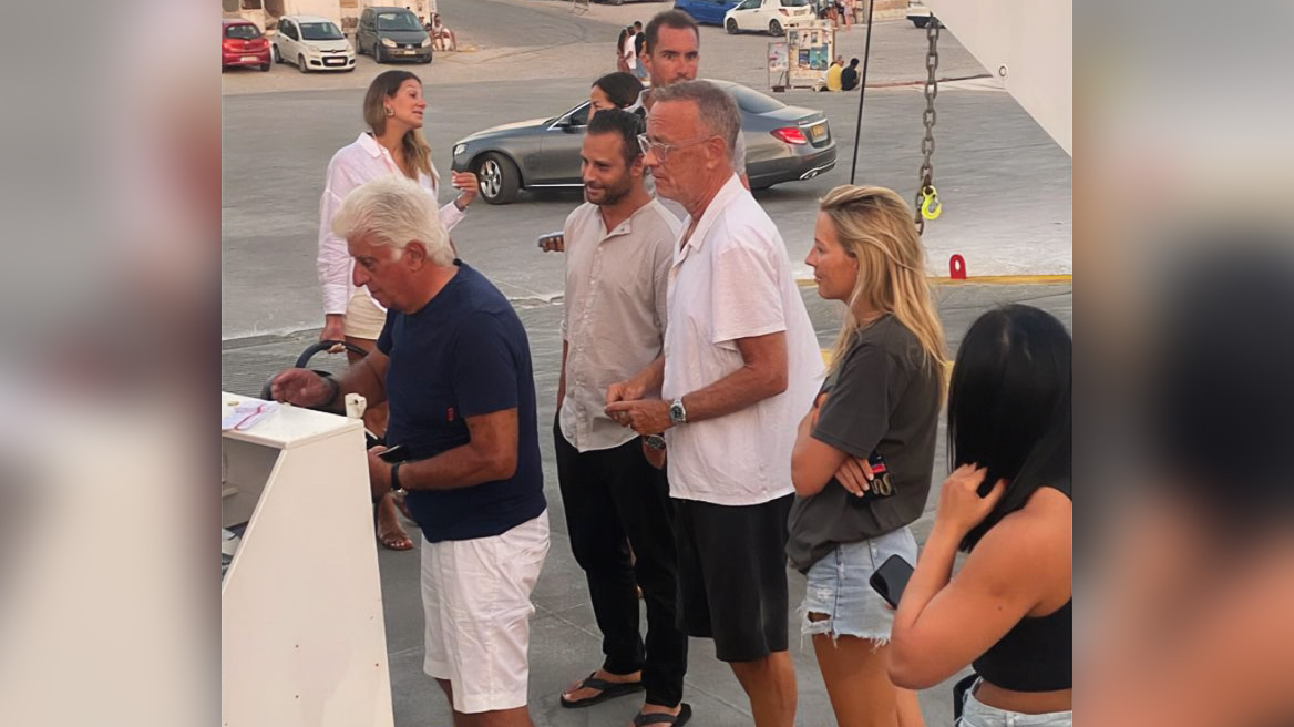 На опашка за ферибота от Пунта до Антипарос чакаше търпеливо Том Ханкс