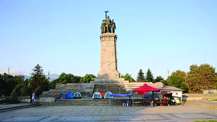„Възраждане“ питат партиите за битите жени в Княжеската градина