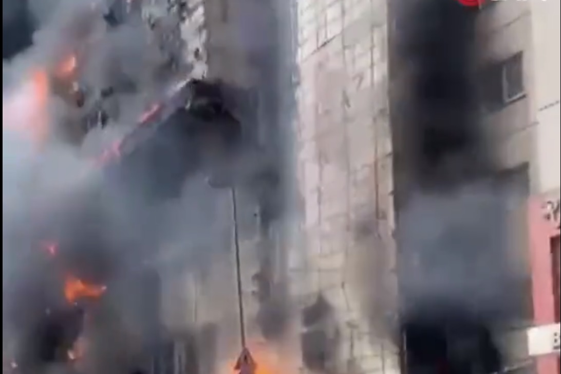 Огромен пожар в културен център в Истанбул (ВИДЕО)