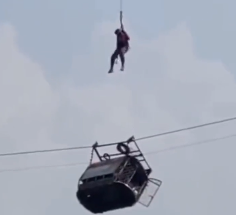 Шест деца и двама възрастни заседнаха в кабинков лифт над дере в Пакистан (ВИДЕО)