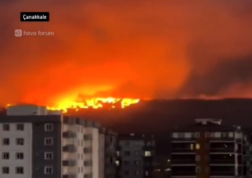 Пожар бушува край турския град Чанаккале, има пострадали хора и евакуирани селища (ВИДЕО)