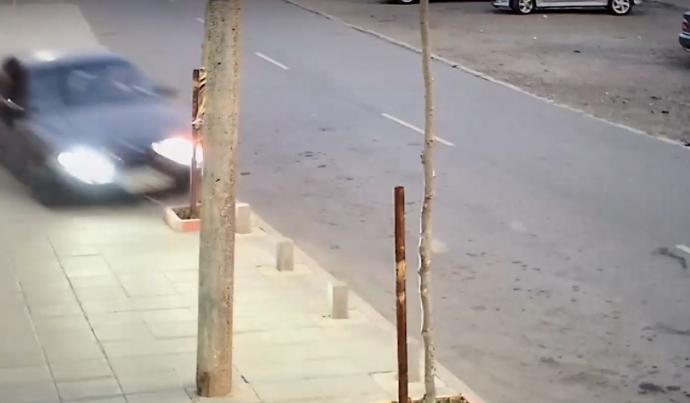 Шофьор изкорени дърво на тротоар в Каблешково и избяга