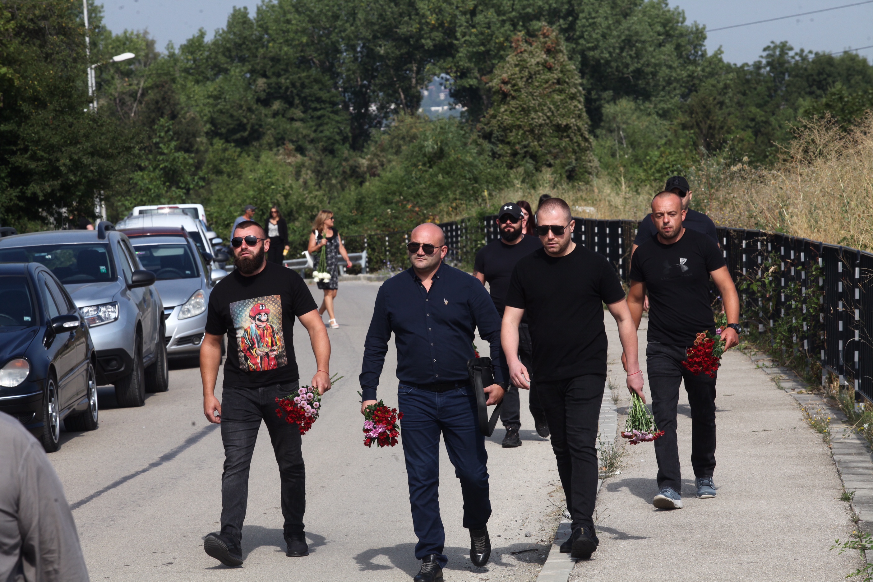 Роднини, близки и колеги дойдоха на погребението на Алексей Петров (СНИМКИ)