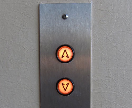 Работник в сръбския парламент почина при инцидент с асансьор