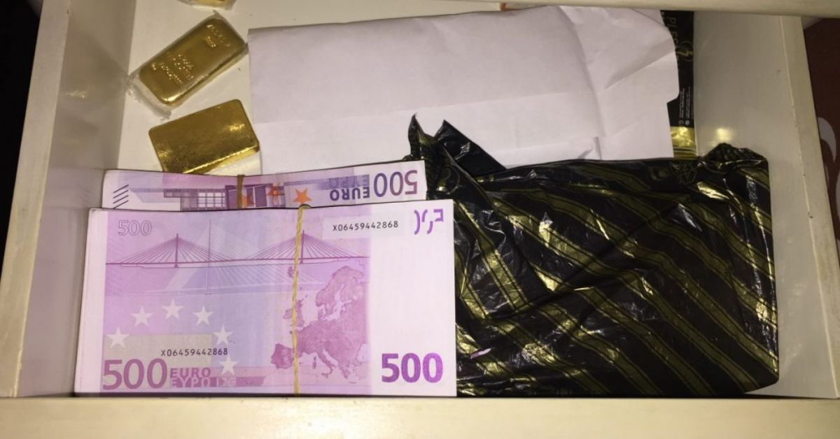 Снимките на чекмеджето с кюлчета и пачки са фалшиви (обзор)