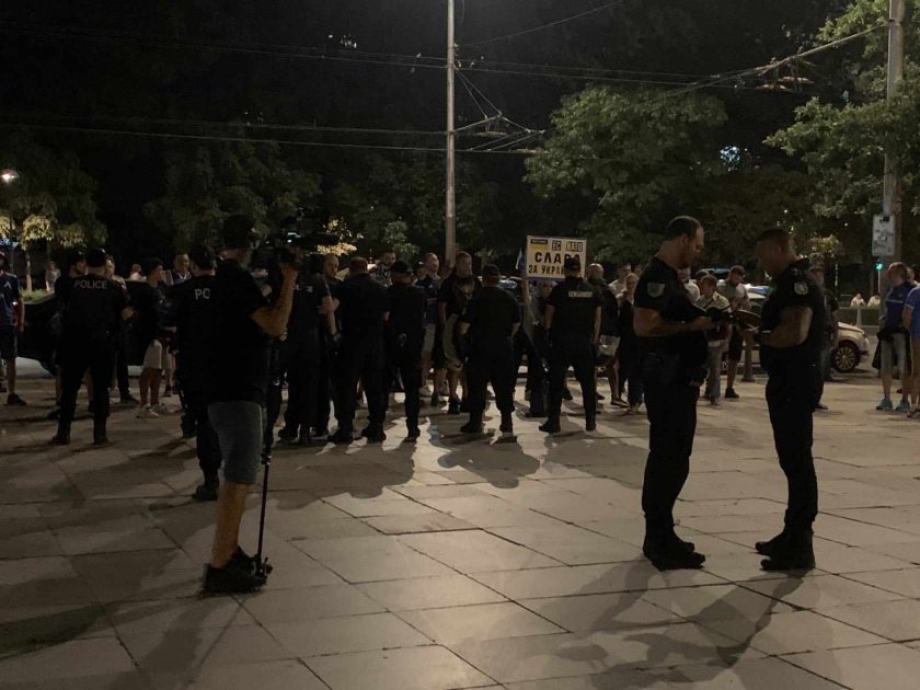 Напрежение пред Паметника на съветската армия, плътен полицейски кордон не позволи да се стигне до сблъсъци