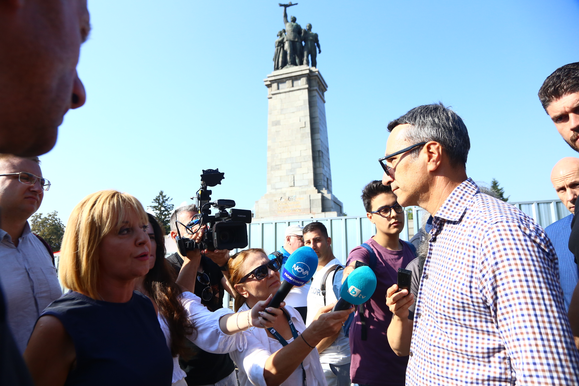 Ограждат ПСА: Има напрежение между полицията и лагера на Мая Манолова (ВИДЕО)