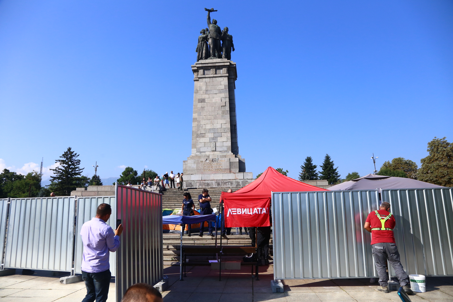 Фандъкова за оградата около ПСА: Паметникът е обследван и не е достатъчно сигурен