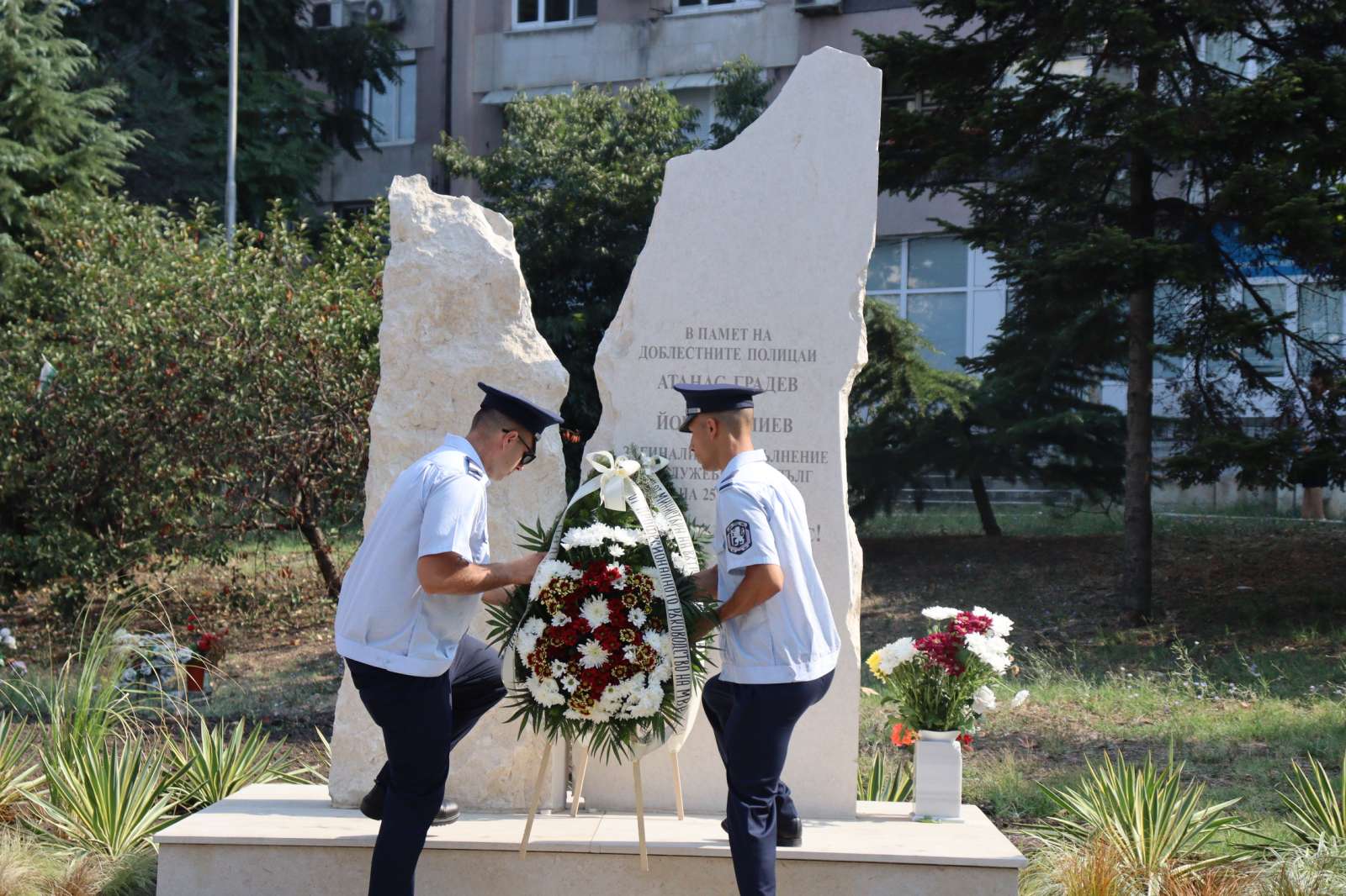 Откриха паметник на загиналите полицаи, в опит да спрат автобус с мигранти