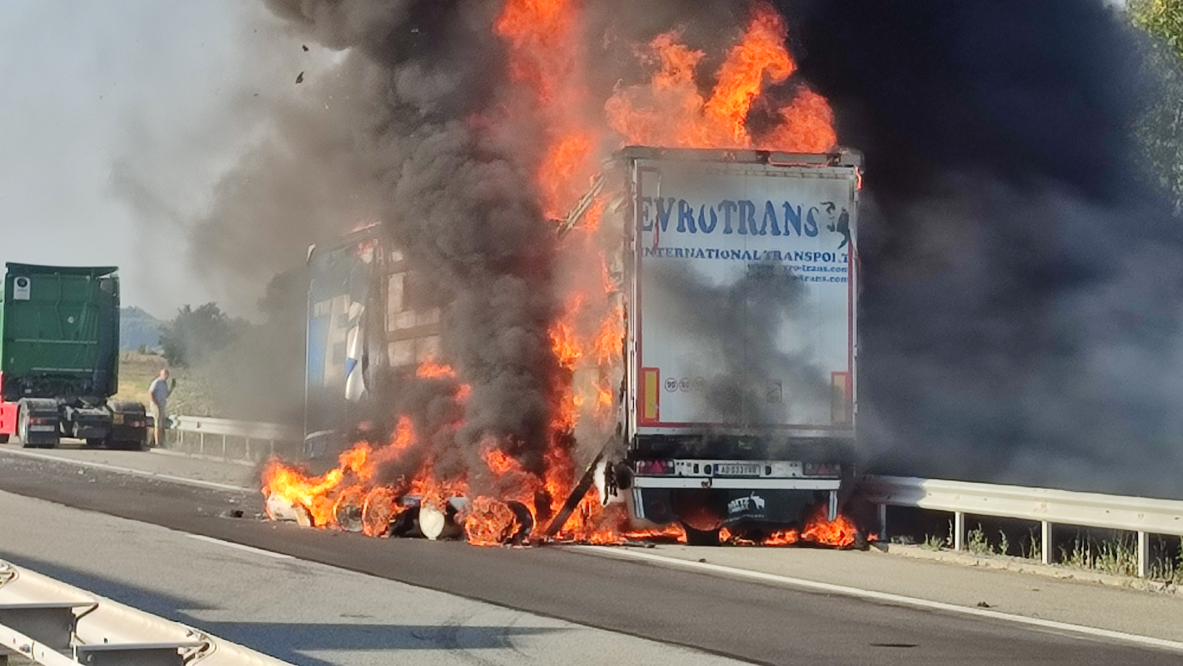 Тир се самозапали на АМ "Струма" (СНИМКИ)