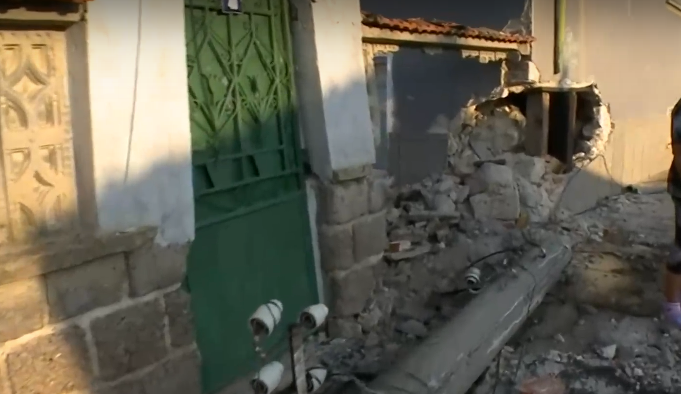 Трактор се вряза в къща в Пловдивско