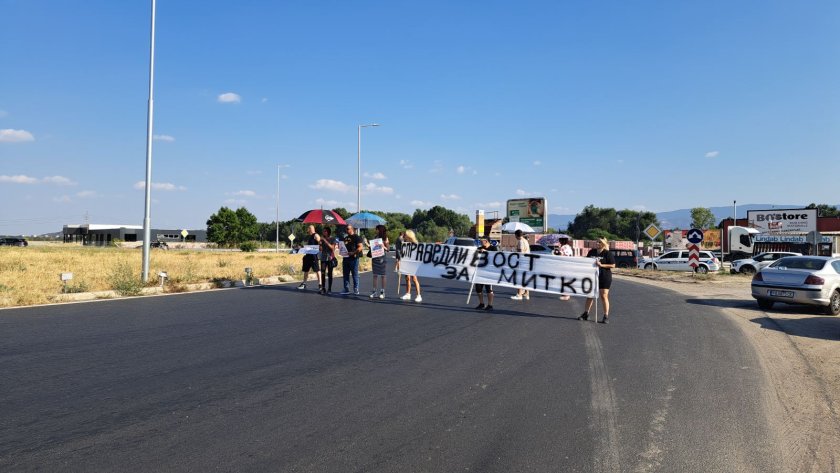 Със скандирания "Аз съм Митко": Протестиращи от Цалапица блокираха един от изходите на "Тракия" към Пловдив