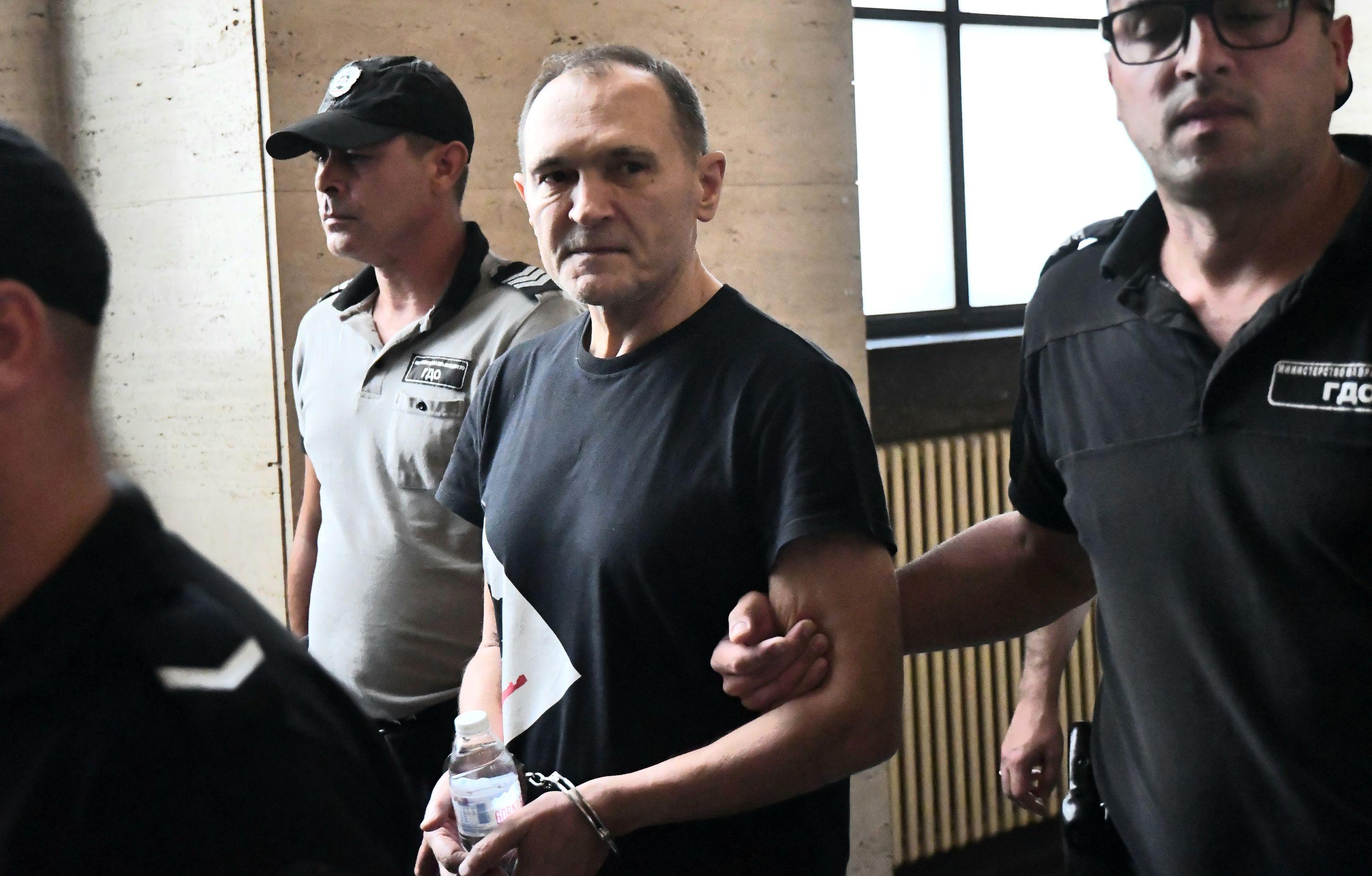 Васил Божков бил предупреден от политици да напусне България