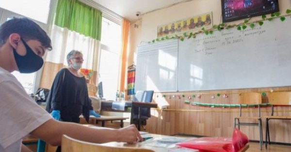 Учителите в пенсия - два пъти по-малко до 2 години