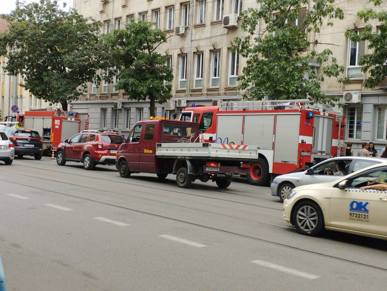 Пожарни пред централата на НАП в София (СНИМКИ)
