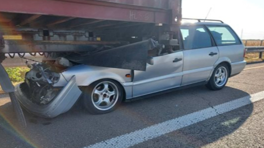 Кола се вряза в тир на магистрала "Тракия"