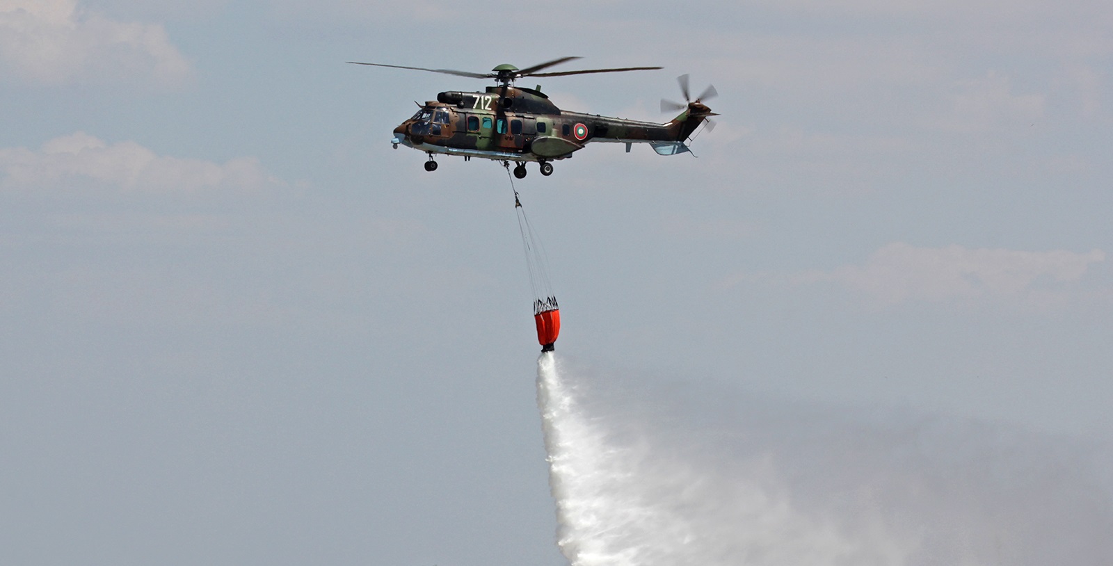 Два военни хеликоптера гасят големия пожар в Родопите