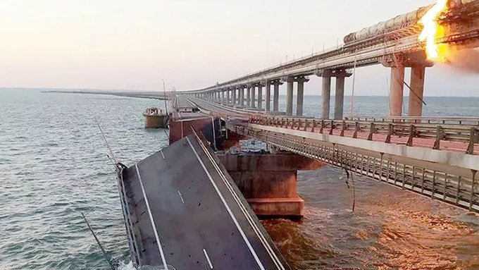 Русия съобщи, че е унищожила морски дрон, опитал да атакува Кримския мост