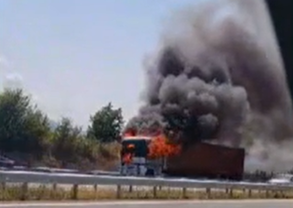 Камион се запали на АМ „Струма“