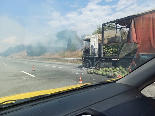 ТИР с дини пламна на АМ "Струма", изгоряха 300 декара сухи треви и храсти