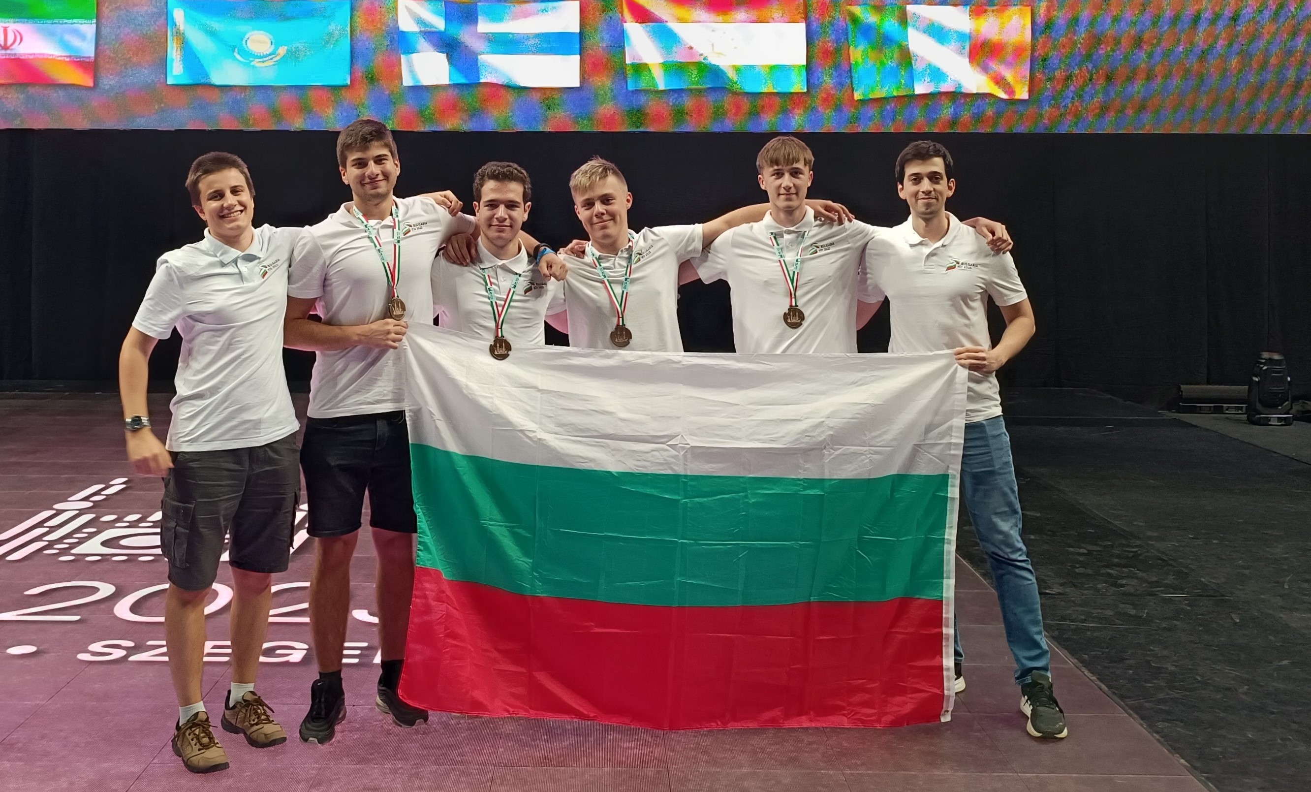 Българчета спечелиха 4 бронзови медала на Олимпиада по информатика в Унгария