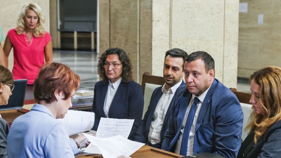 „Възраждане“ първи от партиите в НС подадоха документи за вота