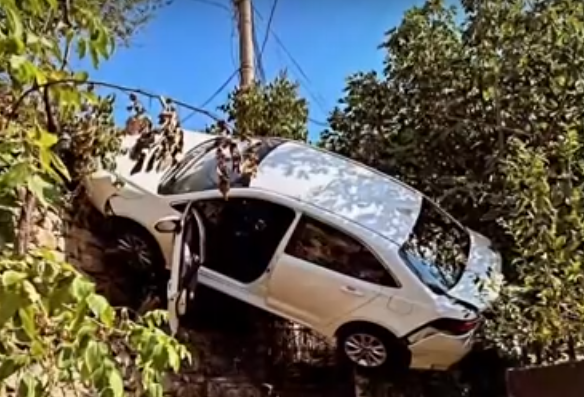 Кола изхвърча от пътя и се приземи в двора на къща в Пловдив