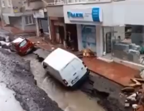 Най-малко трима души са загинали при наводнения в Централна Турция (ВИДЕО)