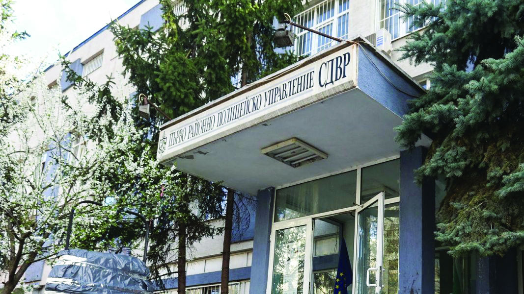 Таксиджия без книжка дава 920 лв. на полицаи