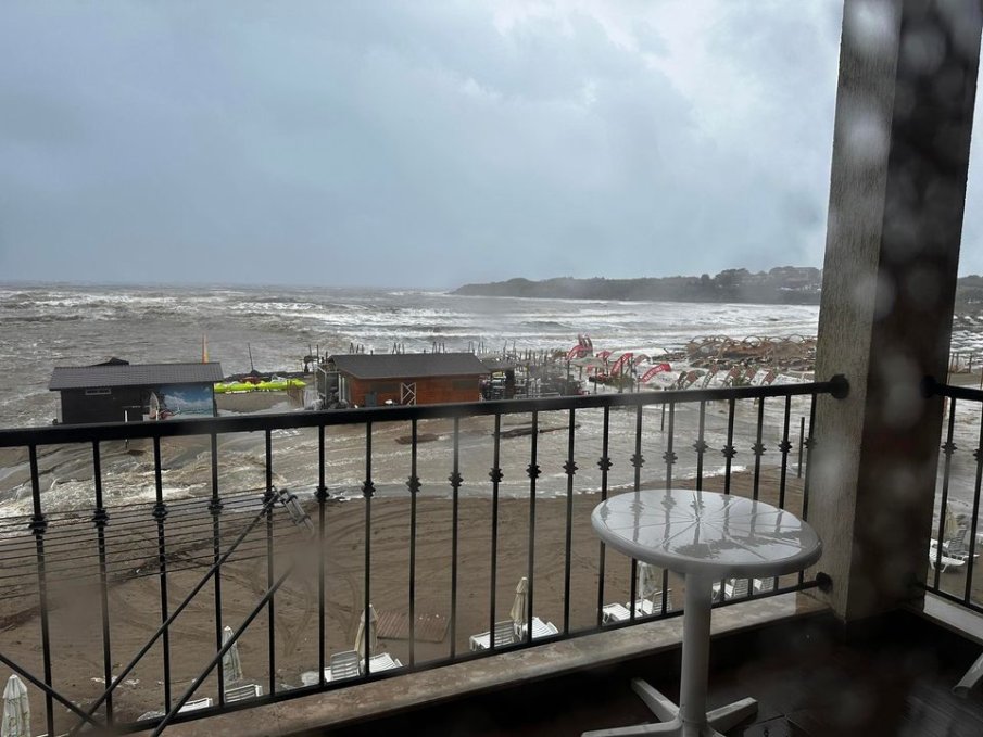 РЗИ: Не се къпете в морето край Царево заради навлизането на огромни маси кална вода